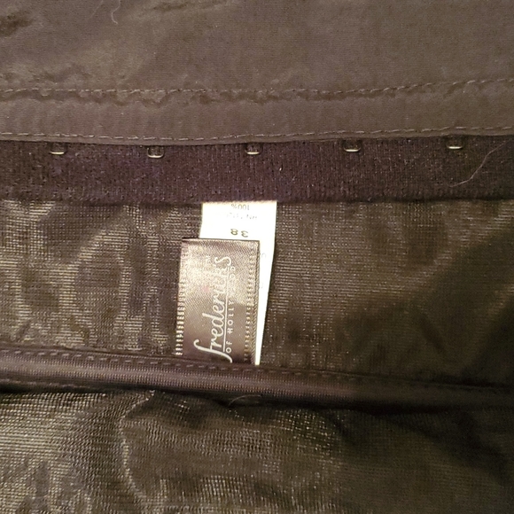 Black wuth white accents pinup halter corset size 38 large. - Picture 4 of 6